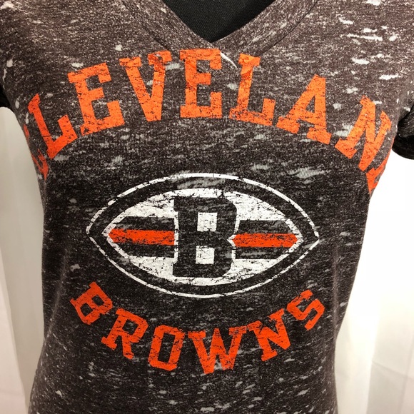 🆕 Cleveland Browns v-neck tee - Picture 2 of 8